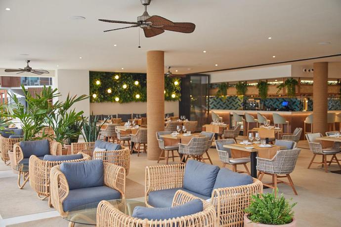 Imagen del bar/restaurante del Hotel Cala San Miguel Ibiza Resort, Adults only, Curio Collection by Hilton. Foto 7