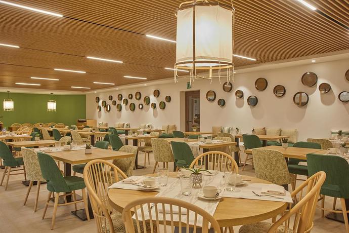 Imagen del bar/restaurante del Hotel Cala San Miguel Ibiza Resort, Adults only, Curio Collection by Hilton. Foto 8