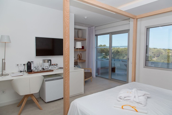 Imagen de la habitación del Hotel Cala Saona. Foto 3