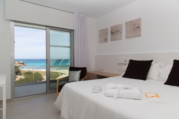 Imagen de la habitación del Hotel Cala Saona. Foto 4