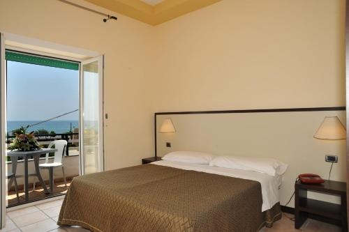 Imagen de la habitación del Hotel Cala Saracena Resort. Foto 7