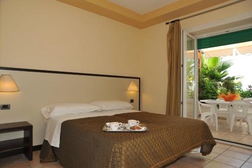 Imagen de la habitación del Hotel Cala Saracena Resort. Foto 9