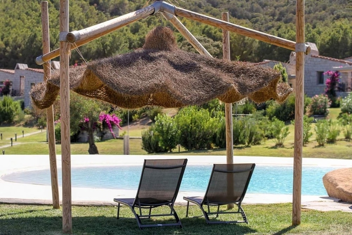 Imagen de la piscina del Hotel Cala Sinzias Resort. Foto 16