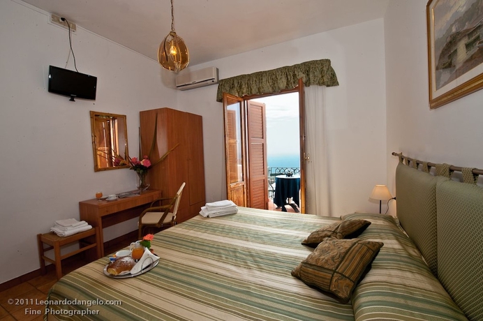 Imagen de la habitación del Hotel Calabattaglia. Foto 5