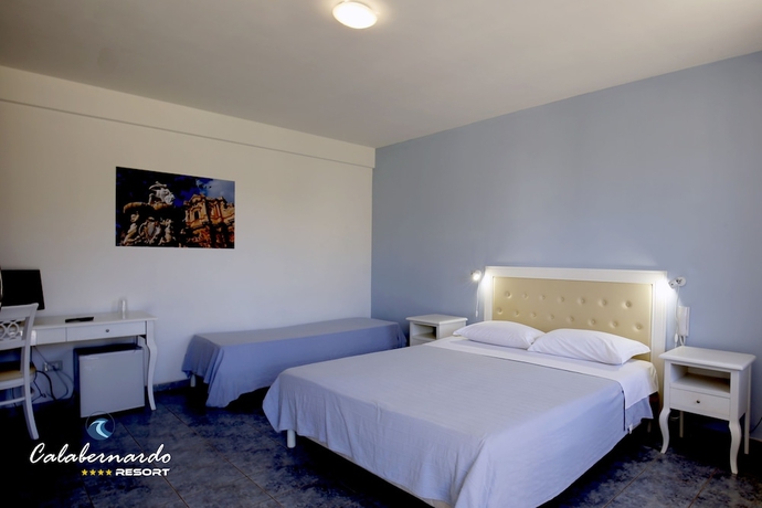 Imagen de la habitación del Hotel Calabernardo Resort. Foto 6