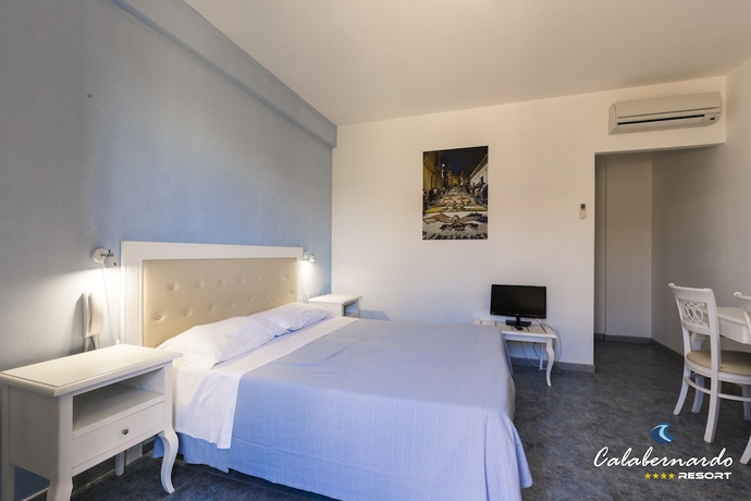 Imagen de la habitación del Hotel Calabernardo Resort. Foto 9