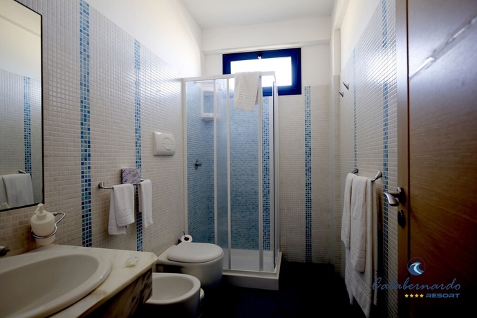 Imagen de la habitación del Hotel Calabernardo Resort. Foto 12