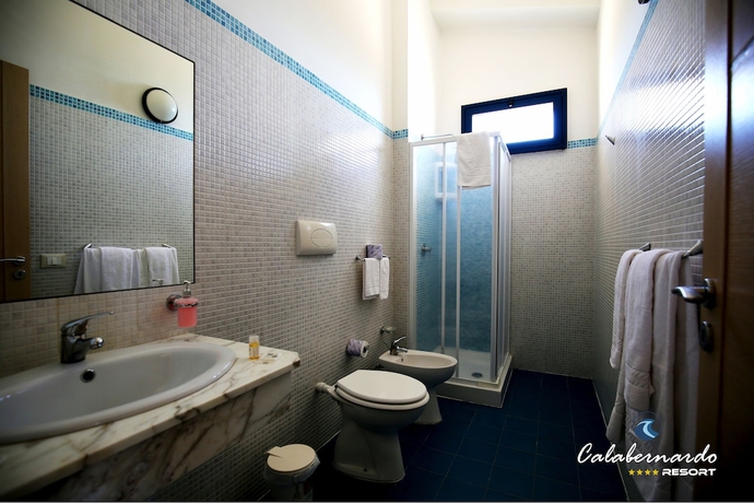 Imagen de la habitación del Hotel Calabernardo Resort. Foto 13