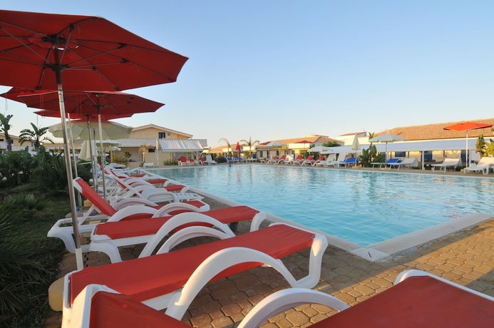 Imagen de la piscina del Hotel Calabernardo Resort. Foto 19