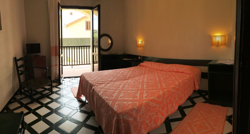 Imagen de la habitación del Hotel Calabona. Foto 12