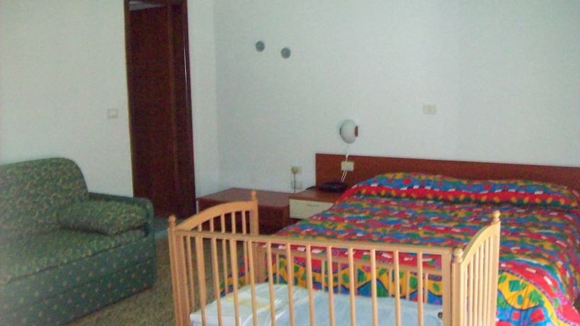 Imagen de la habitación del Hotel Calabria. Foto 13