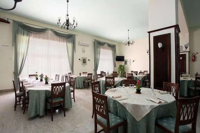 Imagen del bar/restaurante del Hotel Calabria. Foto 6