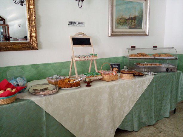 Imagen del bar/restaurante del Hotel Calabria. Foto 7