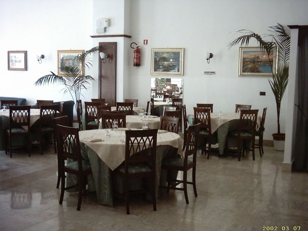 Imagen del bar/restaurante del Hotel Calabria. Foto 11