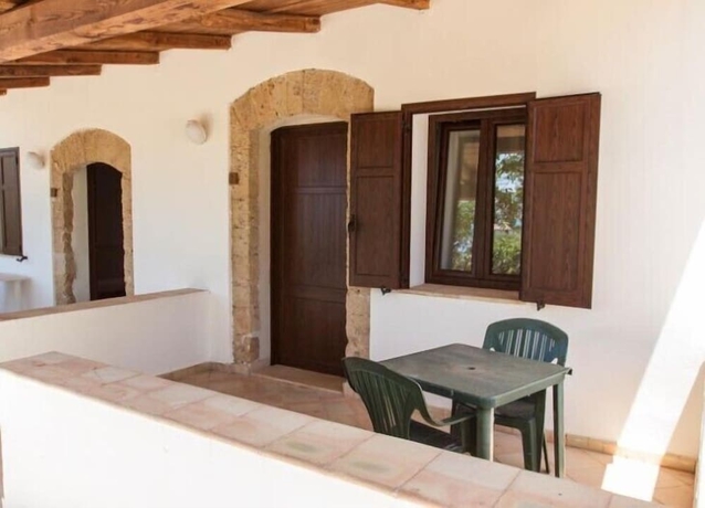 Imagen de la habitación del Hotel Calajò Resort. Foto 13