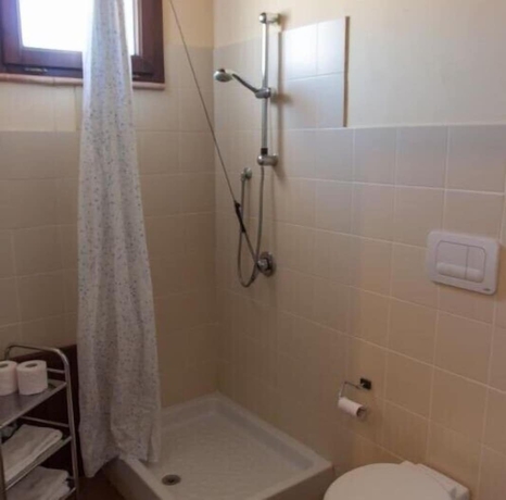 Imagen de la habitación del Hotel Calajò Resort. Foto 17