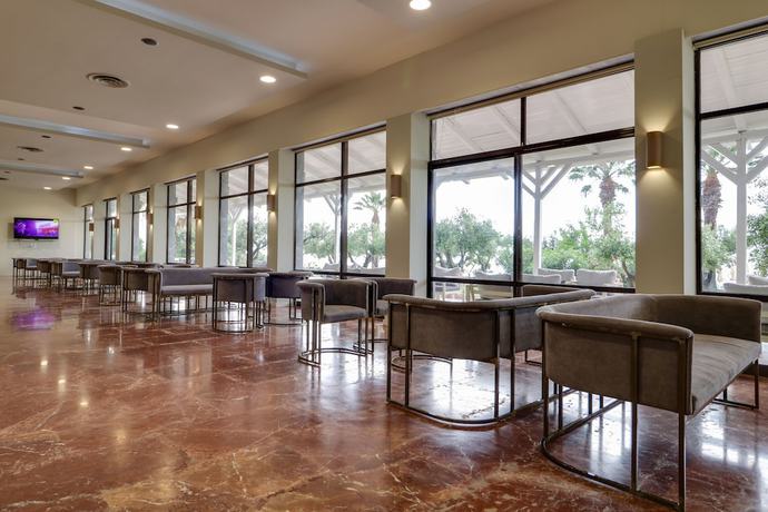 Imagen de los interiores del Hotel Calamos Beach Family Club. Foto 15