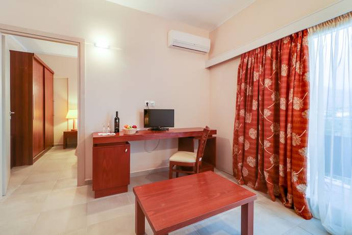 Imagen de la habitación del Hotel Calamos Beach Family Club. Foto 11