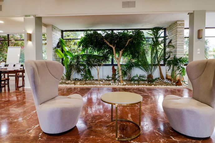 Imagen de los interiores del Hotel Calamos Beach Family Club. Foto 17