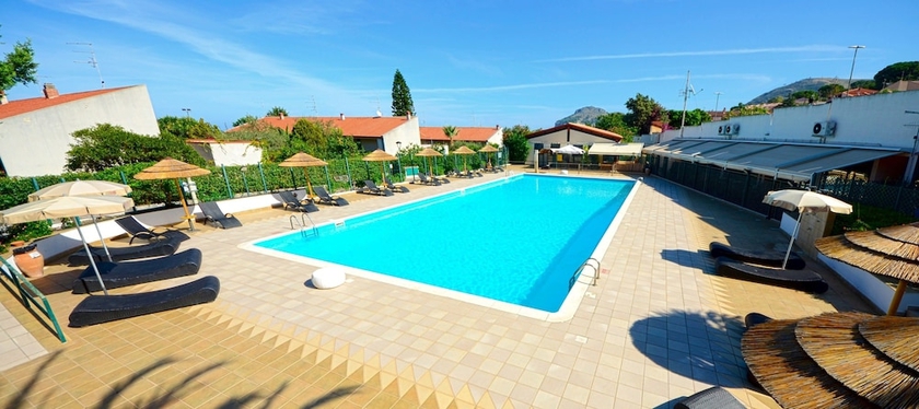 Imagen de la piscina del Hotel Calanica Residence. Foto 17