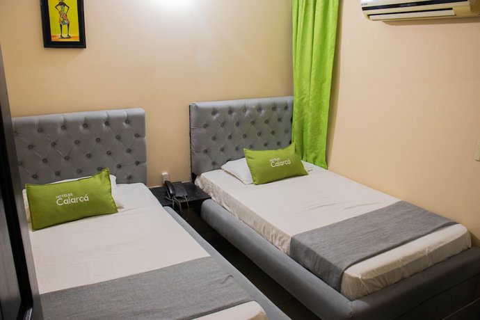 Imagen de la habitación del Hotel Calarca N2. Foto 6