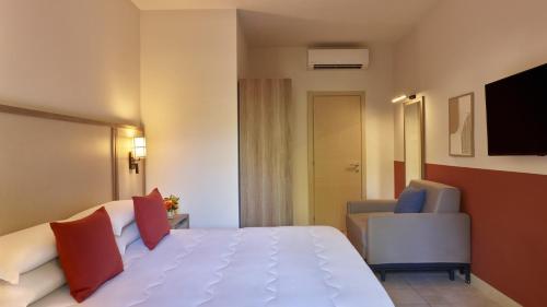 Imagen de la habitación del Hotel Calaserena Resort. Foto 15