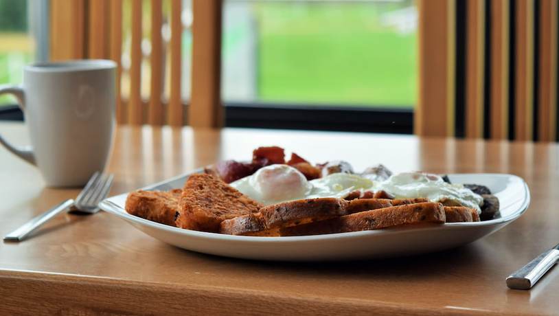 Imagen del bar/restaurante del Hotel Calderfields Golf and Country Club. Foto 5