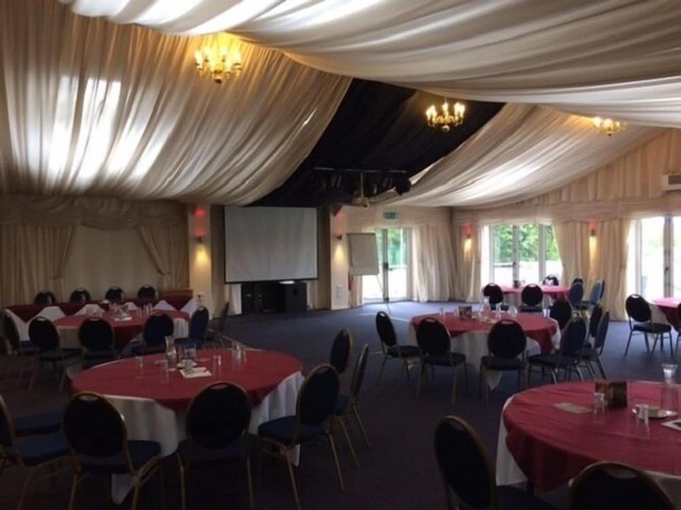 Imagen de los interiores del Hotel Calderfields Golf and Country Club. Foto 12