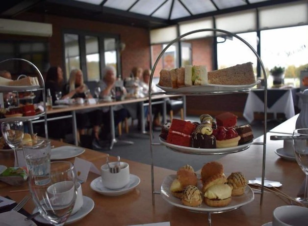 Imagen del bar/restaurante del Hotel Calderfields Golf and Country Club. Foto 9