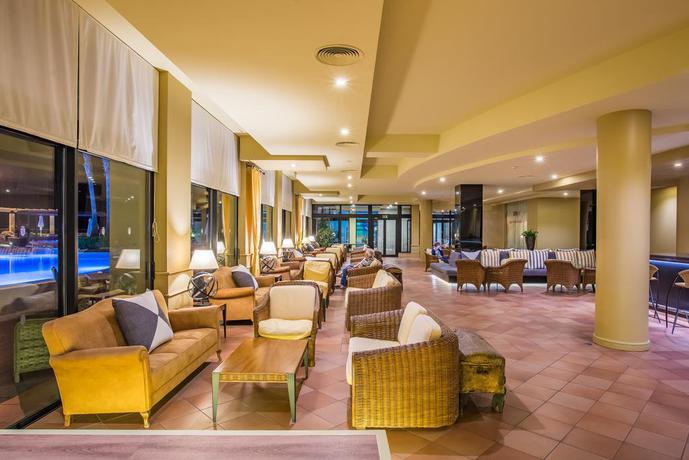 Imagen de los interiores del Hotel Calheta Beach - All Inclusive. Foto 12