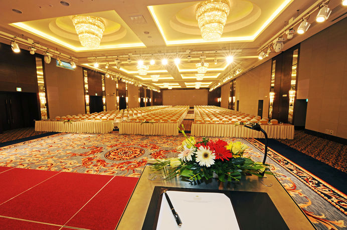 Imagen de la piscina del Hotel Calidas Landmark72 Royal Residence Hanoi. Foto 15