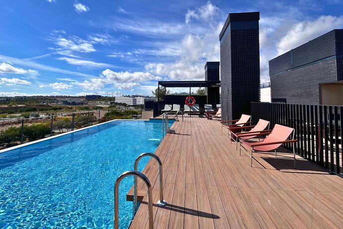 Imagen de la piscina del Hotel Calido Valdebebas. Foto 16