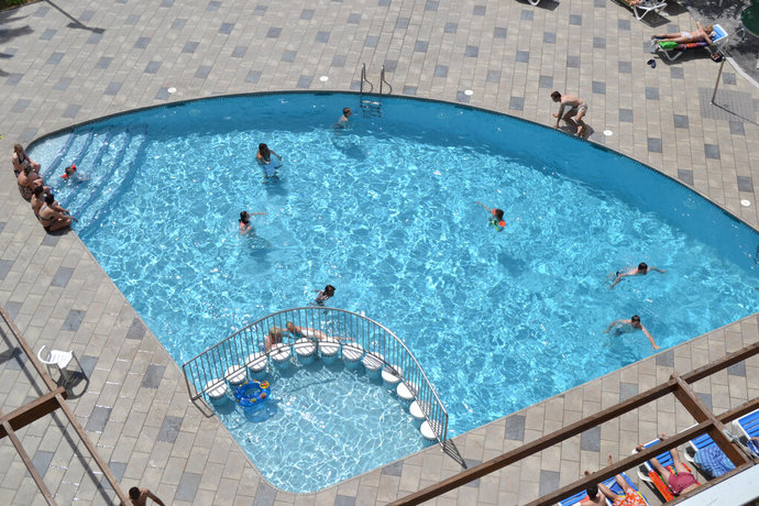 Imagen de la piscina del Hotel California Garden. Foto 27