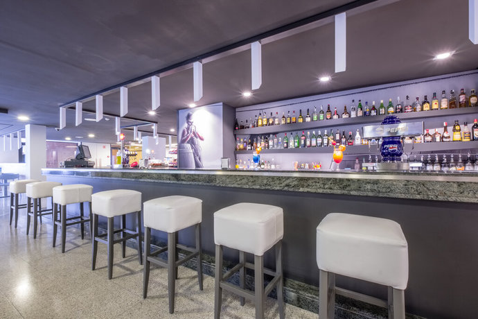 Imagen del bar/restaurante del Hotel California Garden. Foto 8