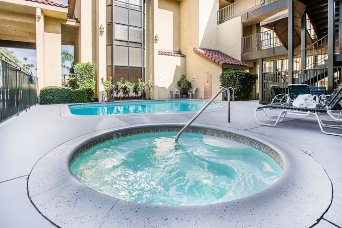 Imagen de la piscina del Hotel California Inn and Suites Bakersfield. Foto 15