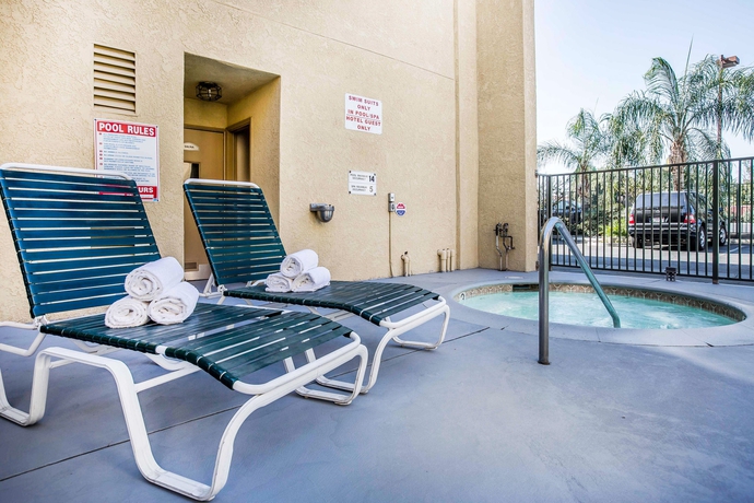 Imagen de la piscina del Hotel California Inn and Suites Bakersfield. Foto 16