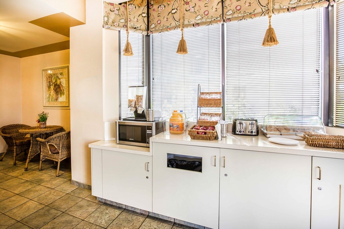 Imagen del bar/restaurante del Hotel California Inn and Suites Bakersfield. Foto 2