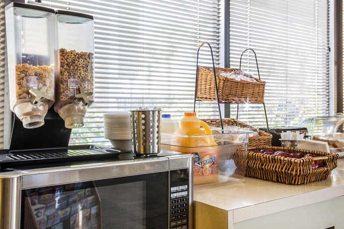 Imagen del bar/restaurante del Hotel California Inn and Suites Bakersfield. Foto 3