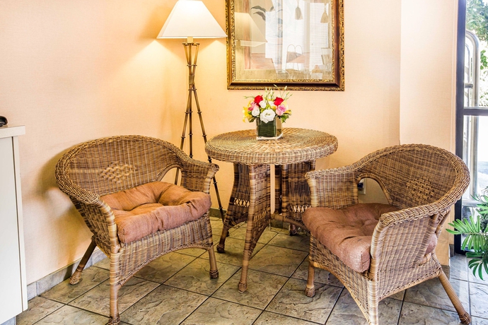 Imagen de los interiores del Hotel California Inn and Suites Bakersfield. Foto 12