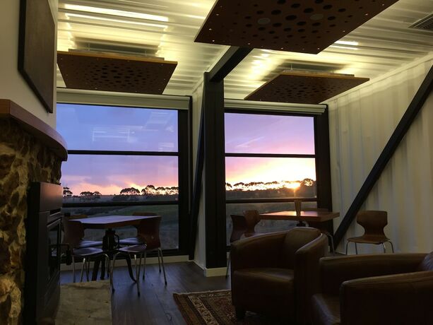 Imagen de los interiores del Hotel California Road At Inkwell Wines. Foto 37