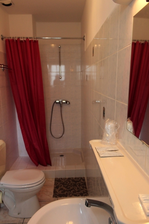 Imagen de la habitación del Hotel California, VICHY. Foto 10