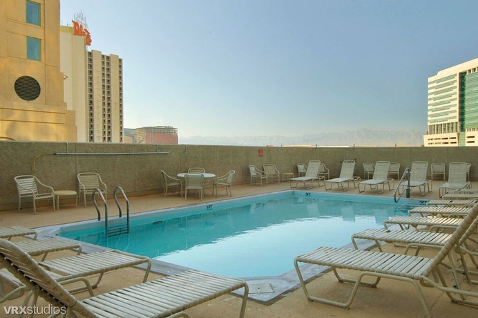 Imagen de la piscina del Hotel California and Casino. Foto 18