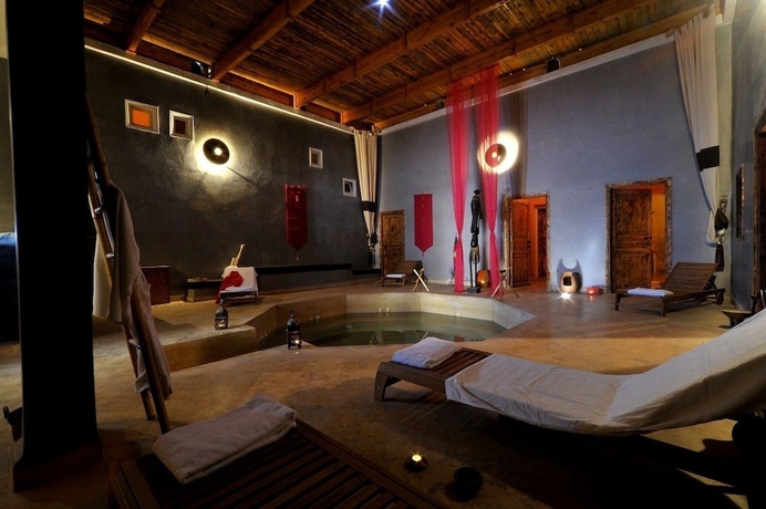 Imagen de la piscina del Hotel Calipau Riad Maison d'H&ocirc;tes. Foto 19