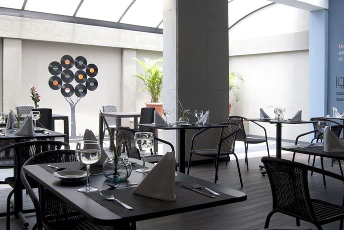 Imagen del bar/restaurante del Hotel Calleja Suites. Foto 3