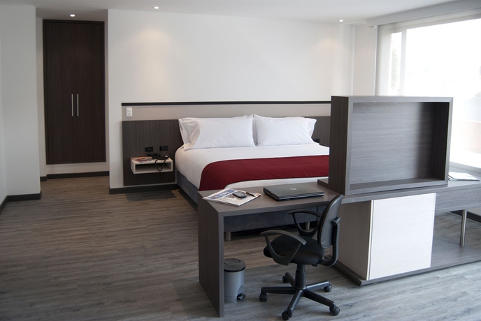 Imagen de la habitación del Hotel Calleja Suites. Foto 8