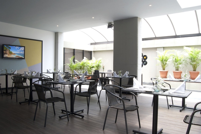 Imagen del bar/restaurante del Hotel Calleja Suites. Foto 4
