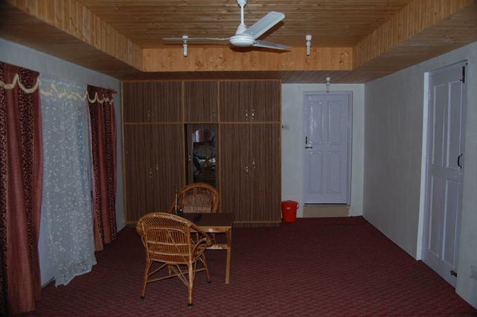 Imagen de los interiores del Hotel Calm Holiday Inn. Foto 13