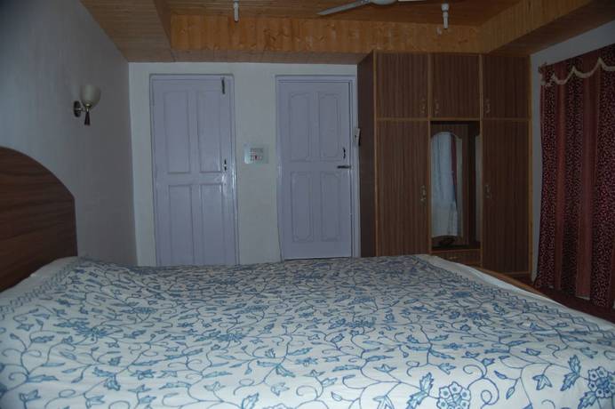 Imagen de los interiores del Hotel Calm Holiday Inn. Foto 15