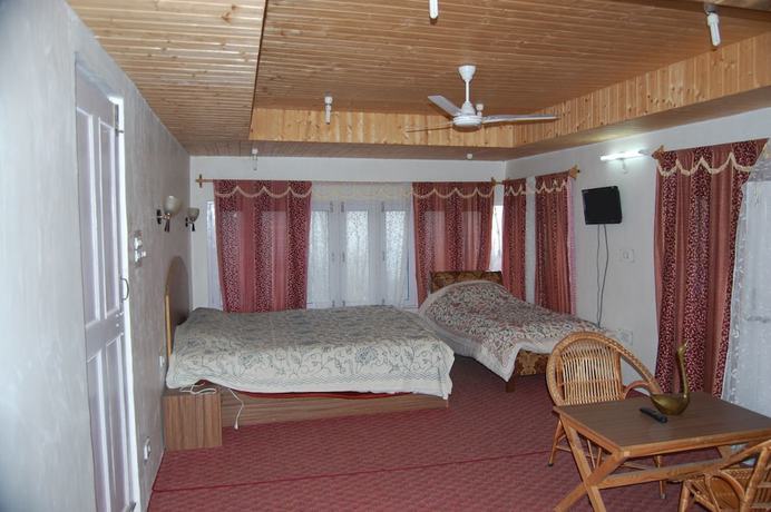 Imagen de los interiores del Hotel Calm Holiday Inn. Foto 18