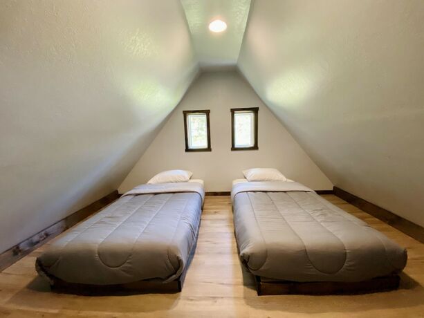 Imagen de la habitación del Hotel Calm Waters Cabin Resort. Foto 14